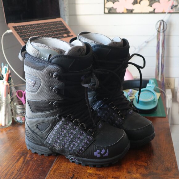 Brand new ThirtyTwo women's snowboard boots size 8.5 / 39.5 - Picture 1 of 5